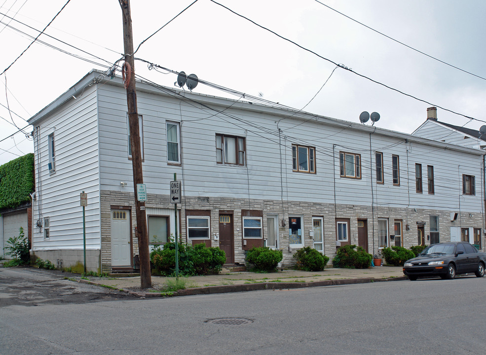 Corner Oaks Apartments in Mount Carmel, PA - Building Photo