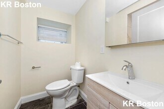 7 Dickinson St, Unit 2 in Somerville, MA - Foto de edificio - Building Photo