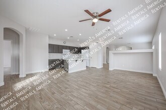 8805 W Hilton Ave in Tolleson, AZ - Foto de edificio - Building Photo