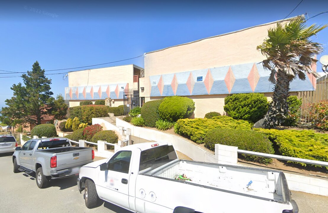 675 Manor Dr in Pacifica, CA - Building Photo