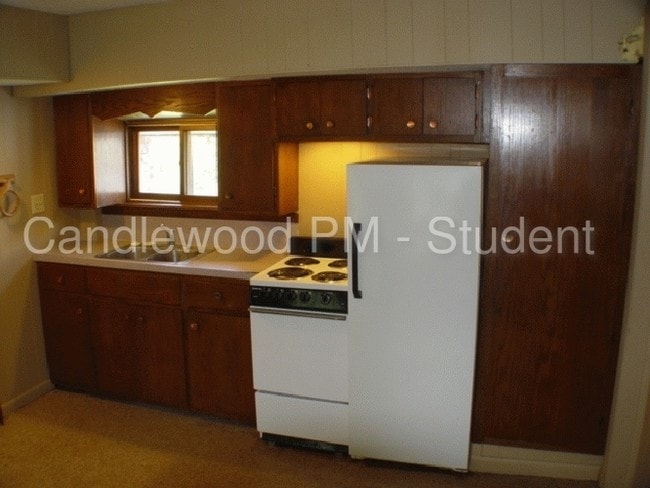 2416 Algoma St-Unit -2 in Stevens Point, WI - Foto de edificio - Building Photo