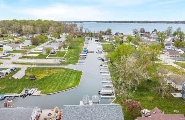 9821 N Marine Key Dr in Syracuse, IN - Building Photo - Building Photo