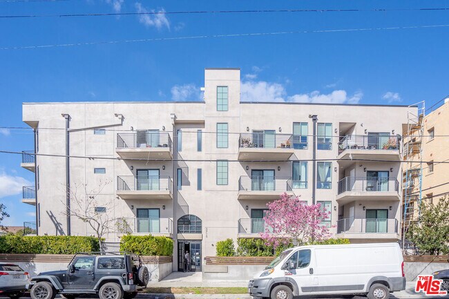 3715 San Marino St-Unit -201 in Los Angeles, CA - Building Photo - Building Photo