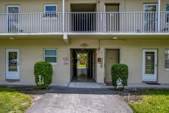 Tyrone Gardens Apartments & Condominimums in St. Petersburg, FL - Building Photo - Building Photo