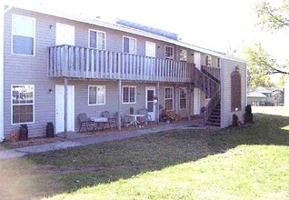 Chateau Court Apartments in Harrisonville, MO - Foto de edificio - Building Photo