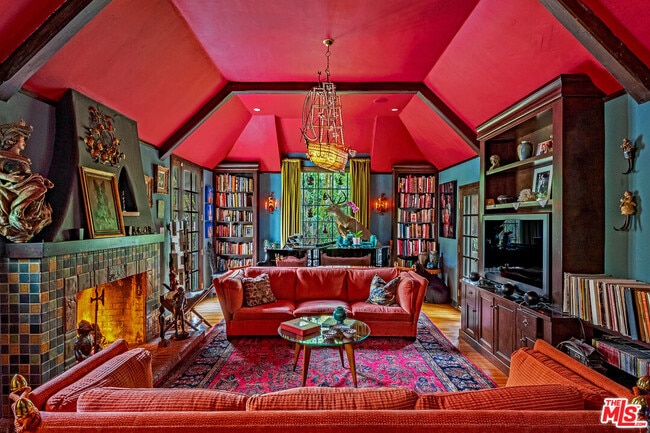 8066 Woodland Ln in Los Angeles, CA - Building Photo - Building Photo