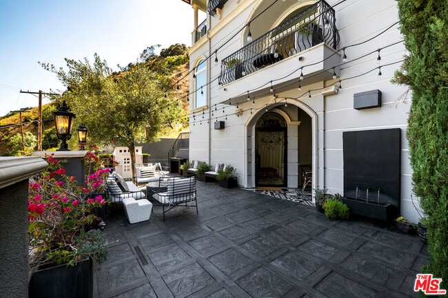 2063 Wattles Dr in Los Angeles, CA - Building Photo - Building Photo