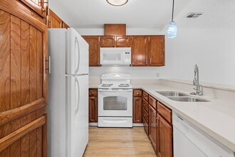 3400 Sullivan Ct, Unit #206 in Modesto, CA - Building Photo - Building Photo