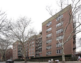 9231 57th Ave in Flushing, NY - Foto de edificio - Building Photo