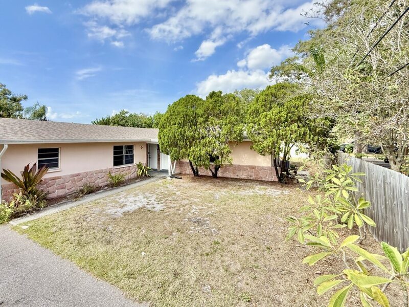 972 San Christopher Dr in Dunedin, FL - Building Photo