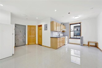 771 E 9th St in Brooklyn, NY - Foto de edificio - Interior Photo