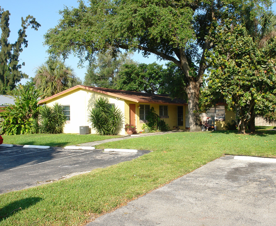 2435-2439 SW 42nd Ave in Fort Lauderdale, FL - Building Photo