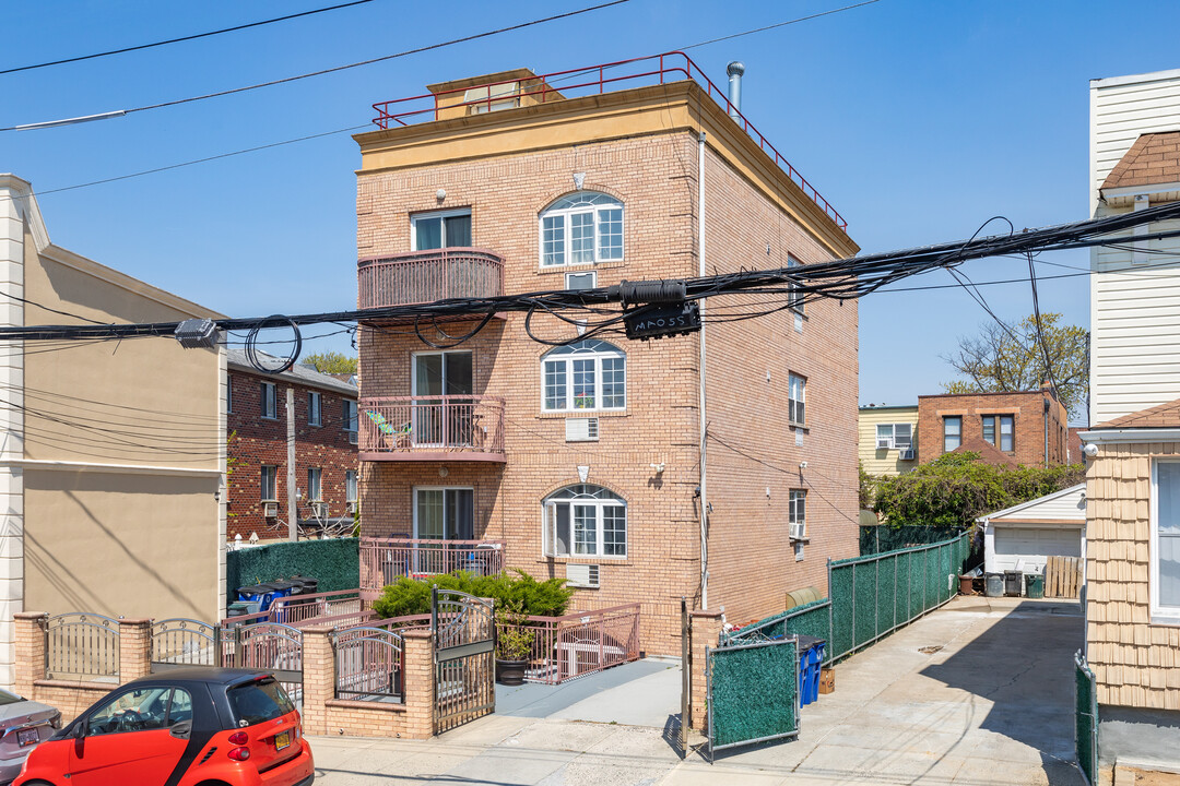 78-09 69th Rd in Middle Village, NY - Building Photo