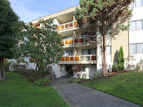 Westside Apartments in North Vancouver, BC - Building Photo - Building Photo