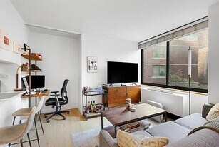 295 Greenwich St in New York, NY - Building Photo