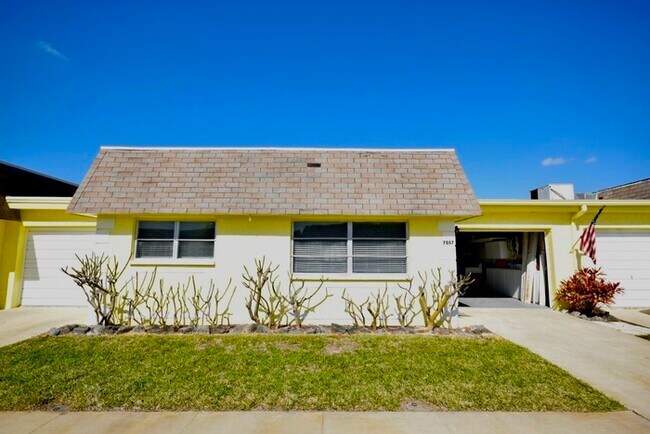 7057 Versailles in Pinellas Park, FL - Building Photo - Building Photo