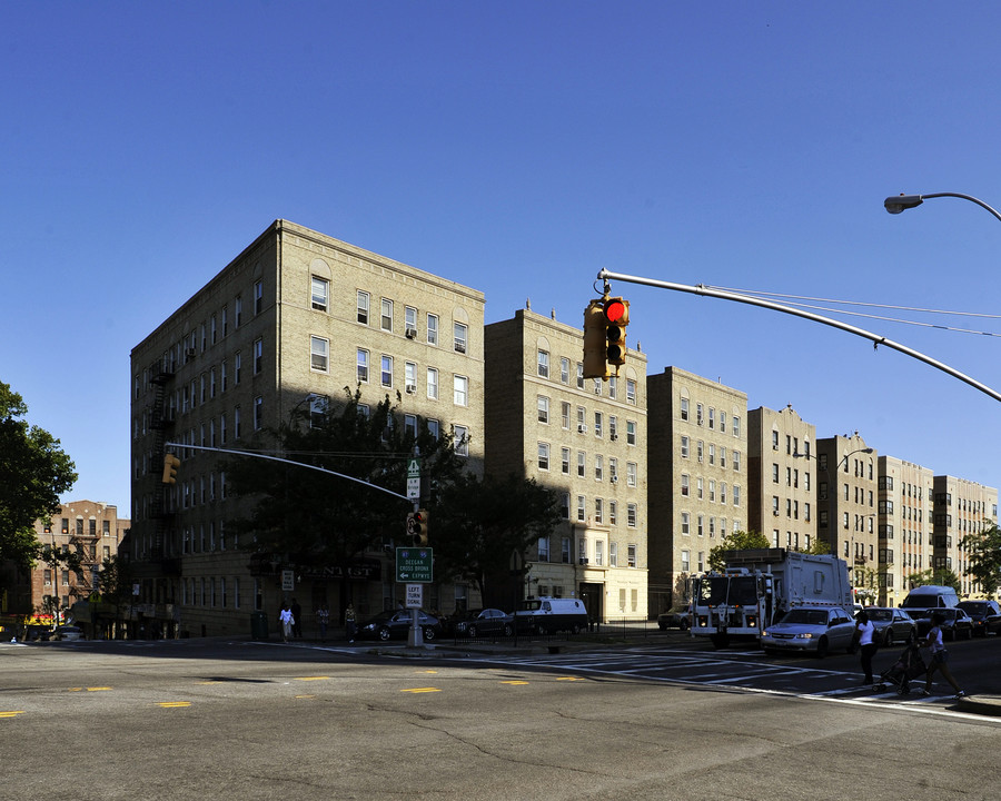 1645 Grand Concourse in Bronx, NY - Foto de edificio