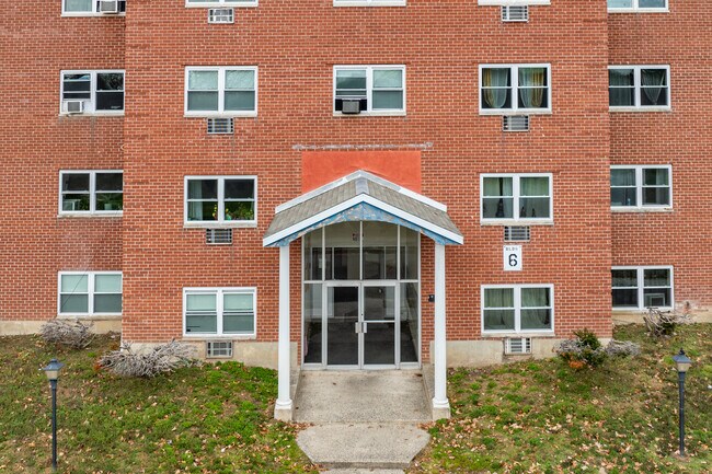 Willowwood Apartments in West Haven, CT - Foto de edificio - Building Photo