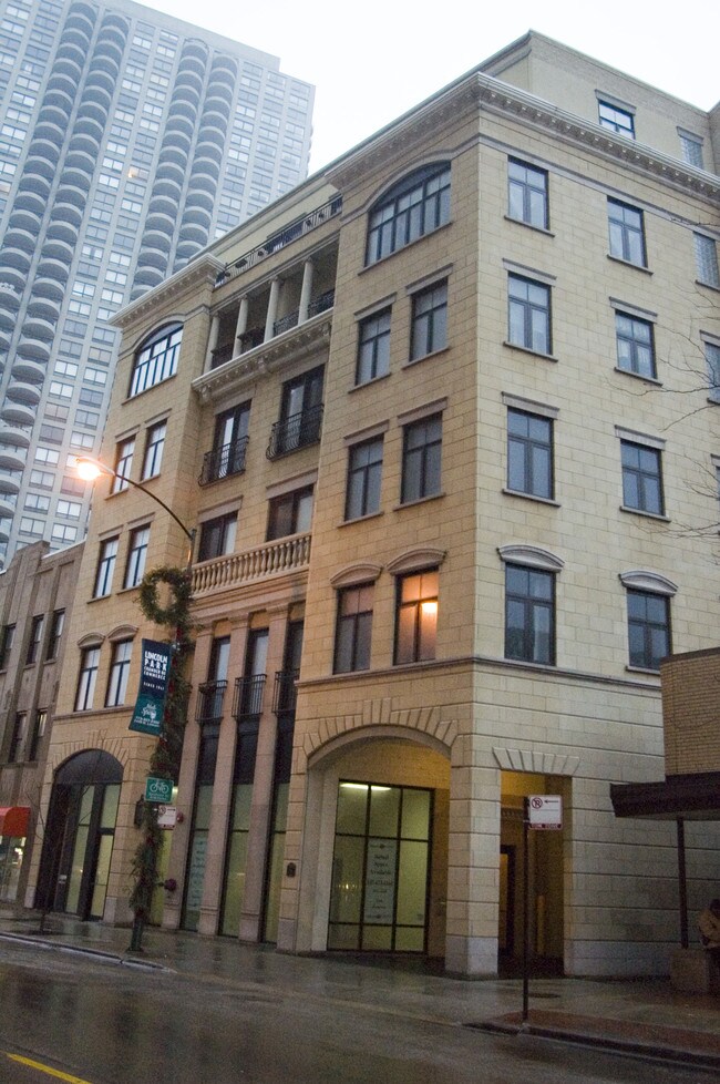 2042 N Clark St in Chicago, IL - Building Photo - Building Photo