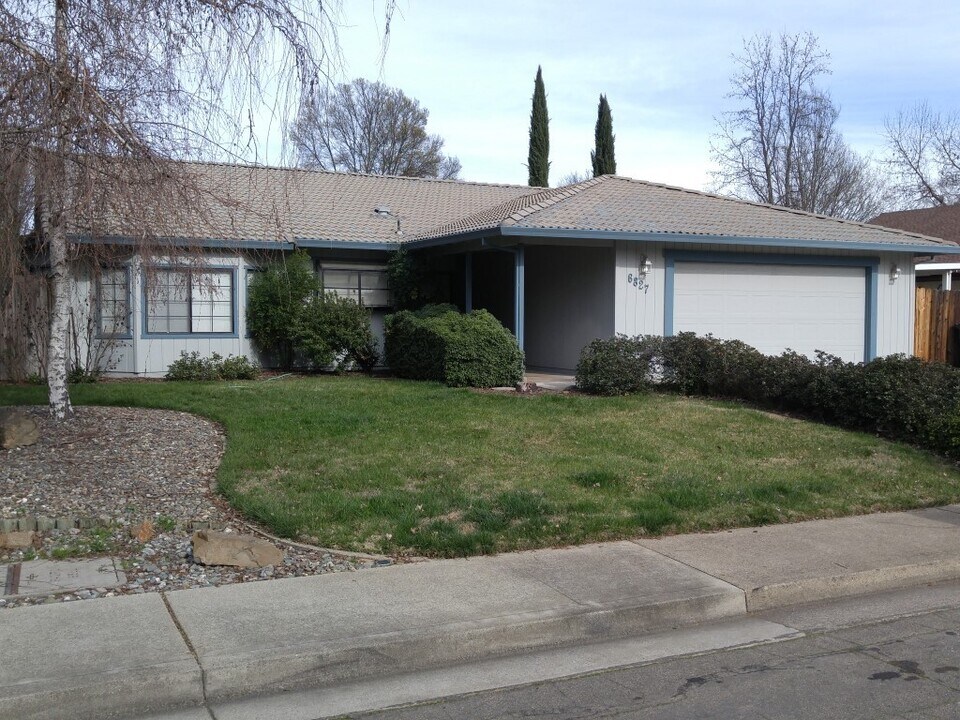 6827 Creekside St in Redding, CA - Building Photo