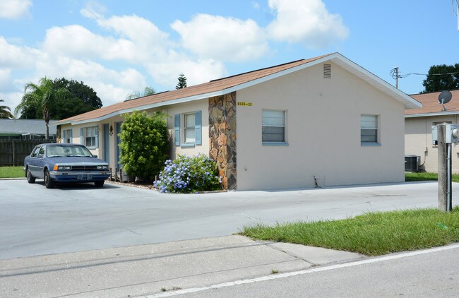 6538 Stone Rd in Port Richey, FL - Building Photo - Building Photo