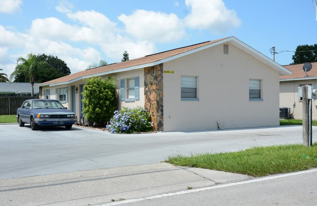 6538 Stone Rd in Port Richey, FL - Foto de edificio - Building Photo