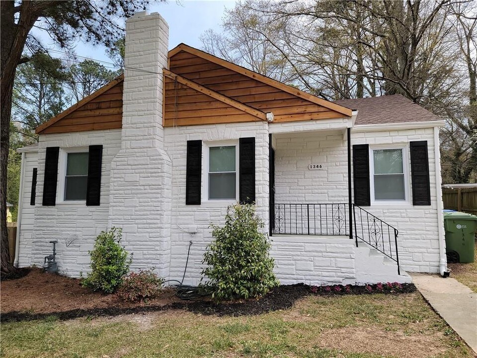 1346 Lorenzo Dr SW in Atlanta, GA - Building Photo