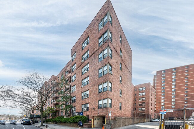 Yorkshire Gardens Condominiums in Flushing, NY - Building Photo - Building Photo