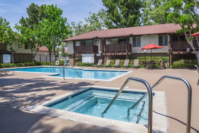 Country Hills Apartment Homes in Brea, CA - Foto de edificio - Building Photo