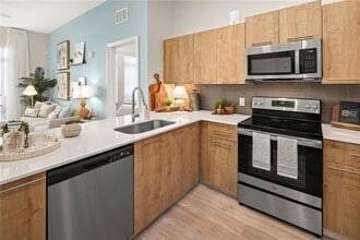 5256 International Dr in Orlando, FL - Building Photo - Building Photo