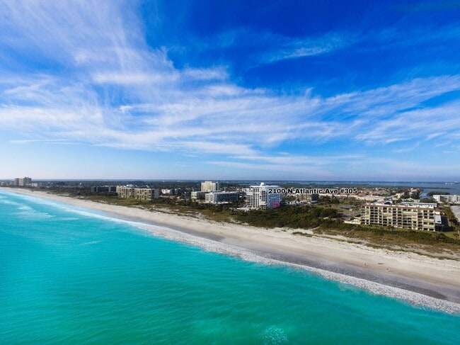 2100 N Atlantic Ave in Cocoa Beach, FL - Foto de edificio - Building Photo
