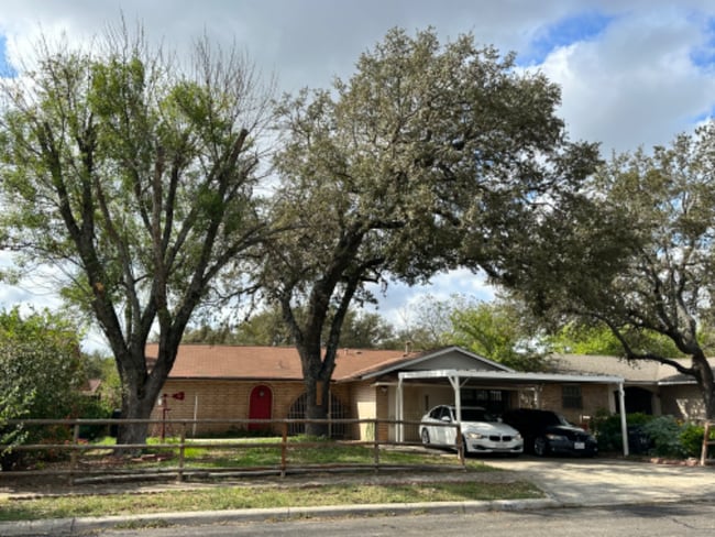 7418 Meadow Cliff St in San Antonio, TX - Building Photo - Building Photo