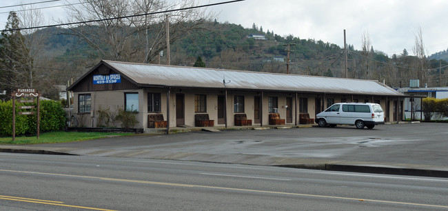 2721 NE Stephens St in Roseburg, OR - Foto de edificio - Building Photo