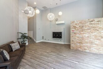 680 N Milwaukee Ave, Unit 504 in Chicago, IL - Building Photo - Building Photo