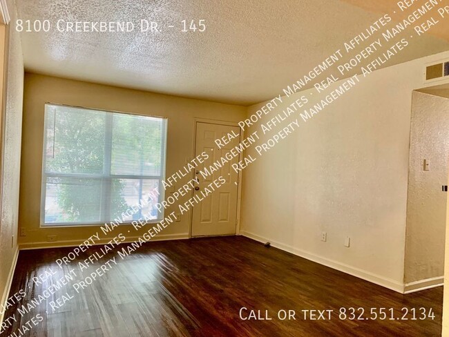 8100 Creekbend Dr in Houston, TX - Building Photo - Building Photo