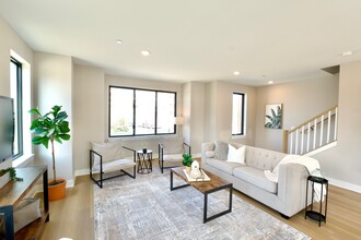 Townhomes at Pointe Drive in Northbrook, IL - Building Photo - Building Photo
