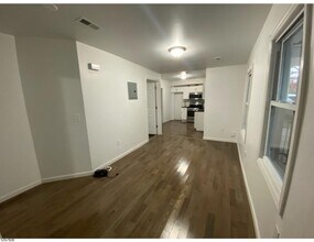 32 Dickerson St in Newark, NJ - Building Photo - Building Photo