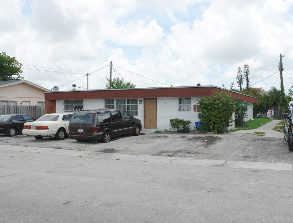 1880 NW 60th Ave in Fort Lauderdale, FL - Building Photo