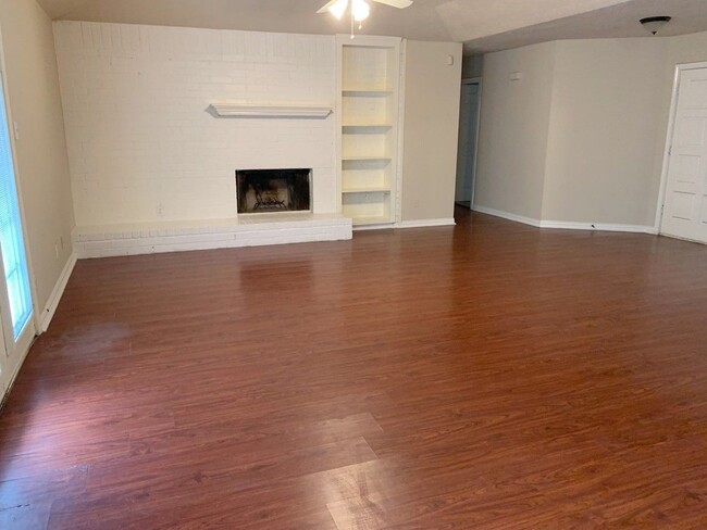 1006 Poppets Way in Crosby, TX - Building Photo - Building Photo