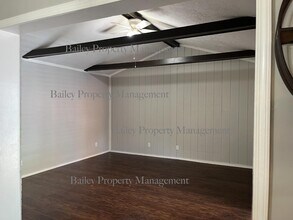 6357 Doe Run Rd in Louisville, KY - Building Photo - Building Photo