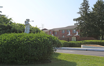 Whispering Hills Apartments in Louisville, KY - Foto de edificio - Building Photo