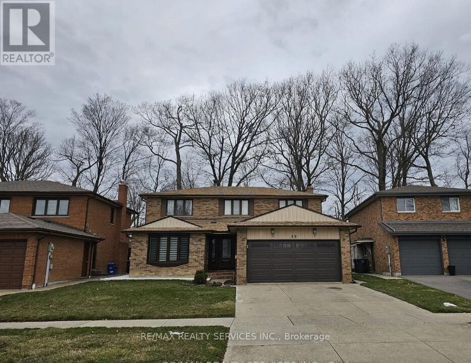 35 Curtis Dr in Brampton, ON - Building Photo