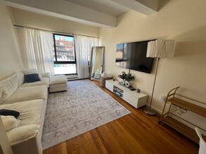 12 Stoneholm St, Unit 617 in Boston, MA - Foto de edificio - Building Photo