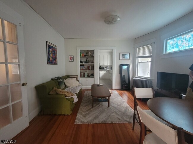 421 Valley Rd-Unit -2 in Montclair, NJ - Building Photo - Building Photo
