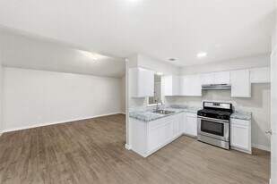 2204 Donahue Ln in Austin, TX - Building Photo