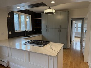 2031 E Marion St in Shorewood, WI - Foto de edificio - Building Photo