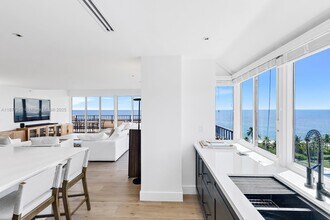 251 Crandon Blvd in Key Biscayne, FL - Foto de edificio - Building Photo