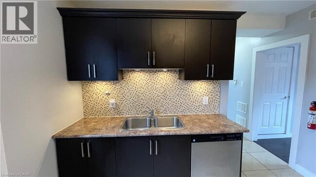 1544 King St E in Hamilton, ON - Building Photo - Building Photo