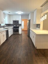 2114 Walnut Bend Ln in Houston, TX - Foto de edificio - Building Photo