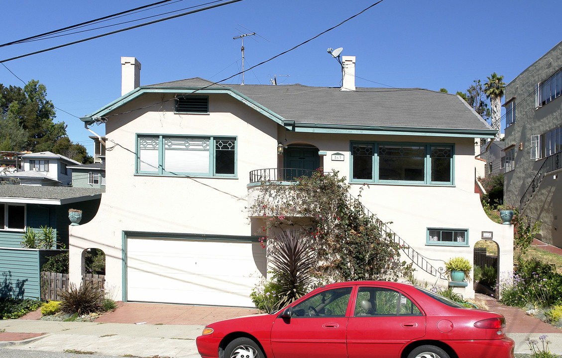 563 Wesley Ave in Oakland, CA - Building Photo